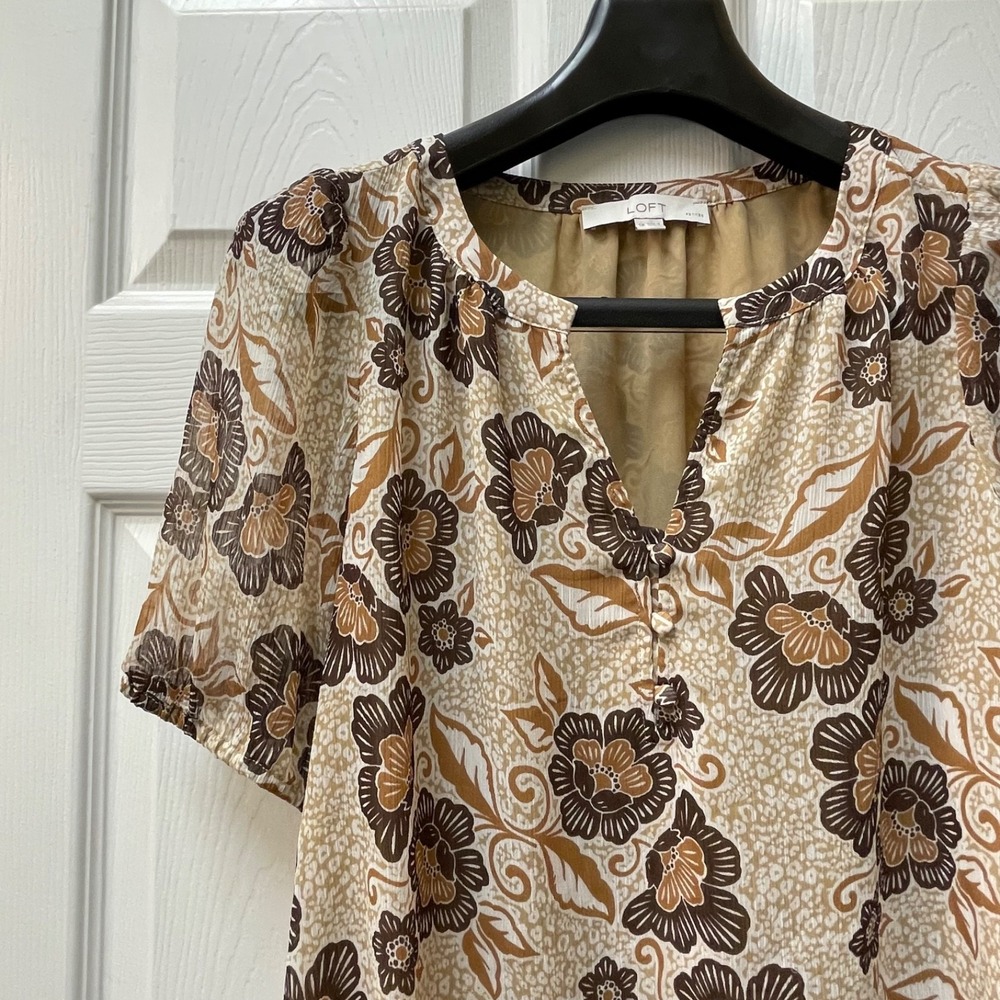 Loft Petite Women's Size Small Beige Short Sleeve Lined Blouse Floral Print